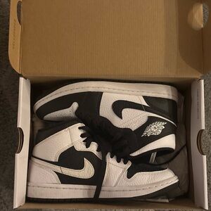 Jordan Women's Sneakers Black and White